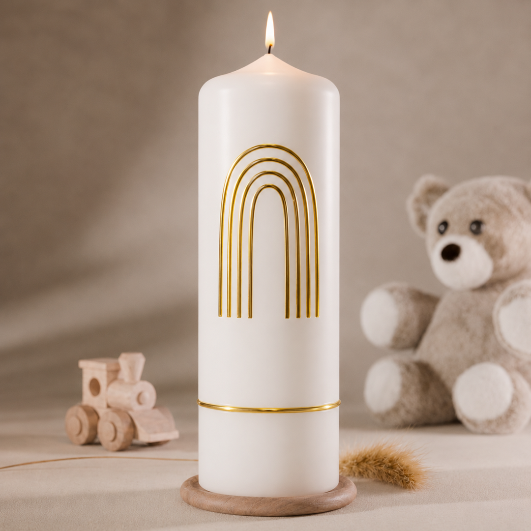 Personalisierte weiße Regenbogenkerze mit handgefertigtem Regenbogen aus Verzierwachs in Gold und hochwertigen Wachsbuchstaben.