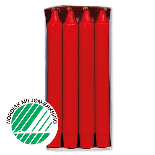 Sechs rote Stearinkerzen in Verpackung mit grünem nordischem Umweltzeichen „Nordisk Miljømærkning“ auf weißem Hintergrund.