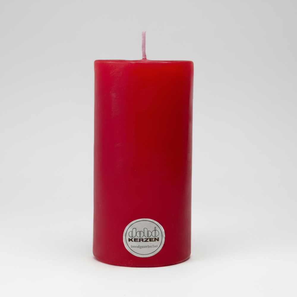 Rote Stumpenkerze aus Wachs, handgearbeitet und hochwertig gegossen, hergestellt von DOBO Kerzen.