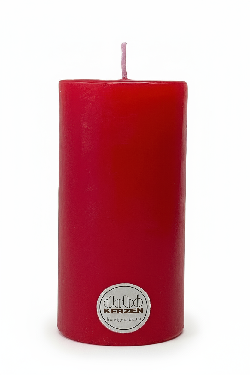 Rote Stumpenkerze aus Wachs, handgearbeitet und hochwertig gegossen, hergestellt von DOBO Kerzen.