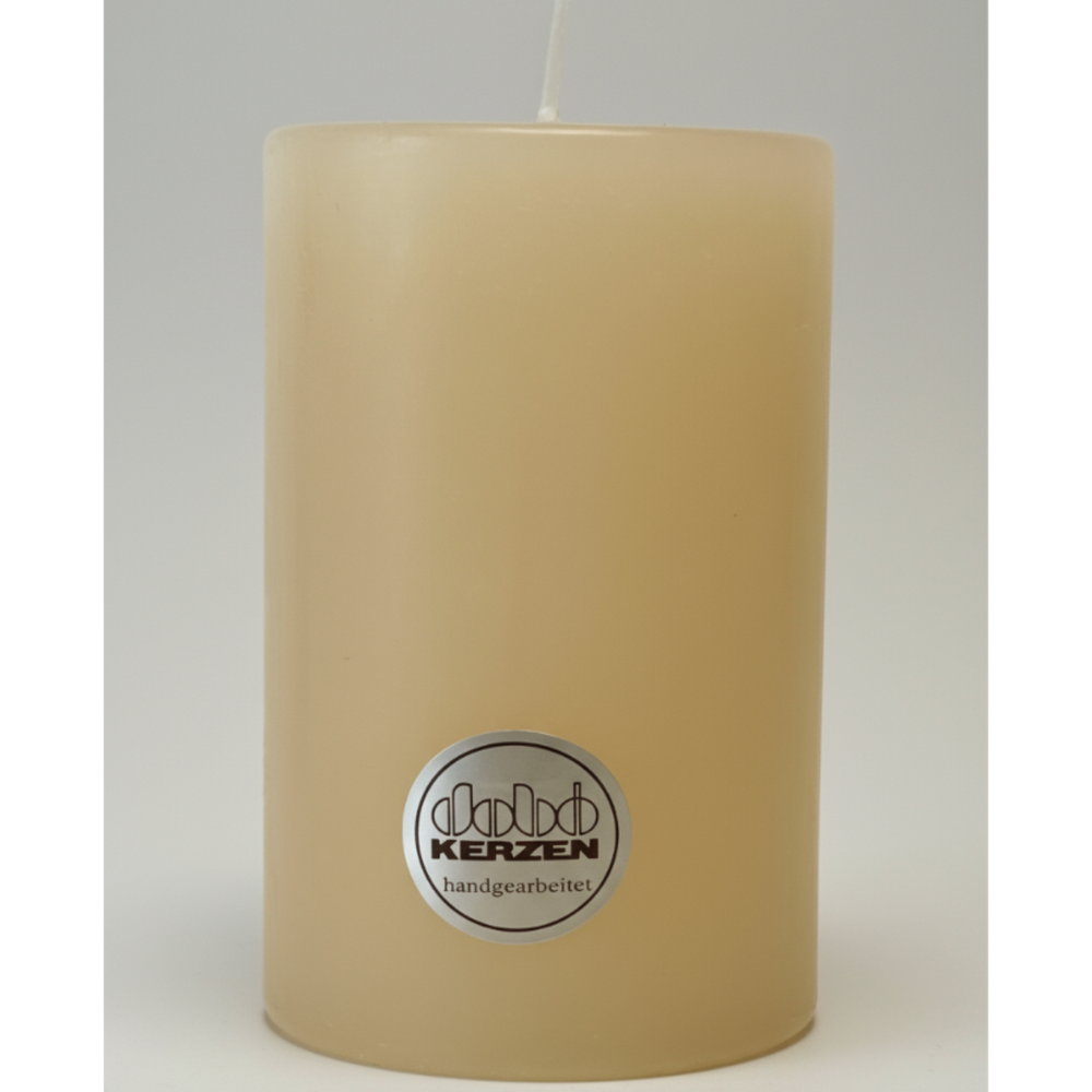 Sandfarbene Stumpenkerze aus Wachs, handgearbeitet und hochwertig gegossen, hergestellt von DOBO Kerzen.