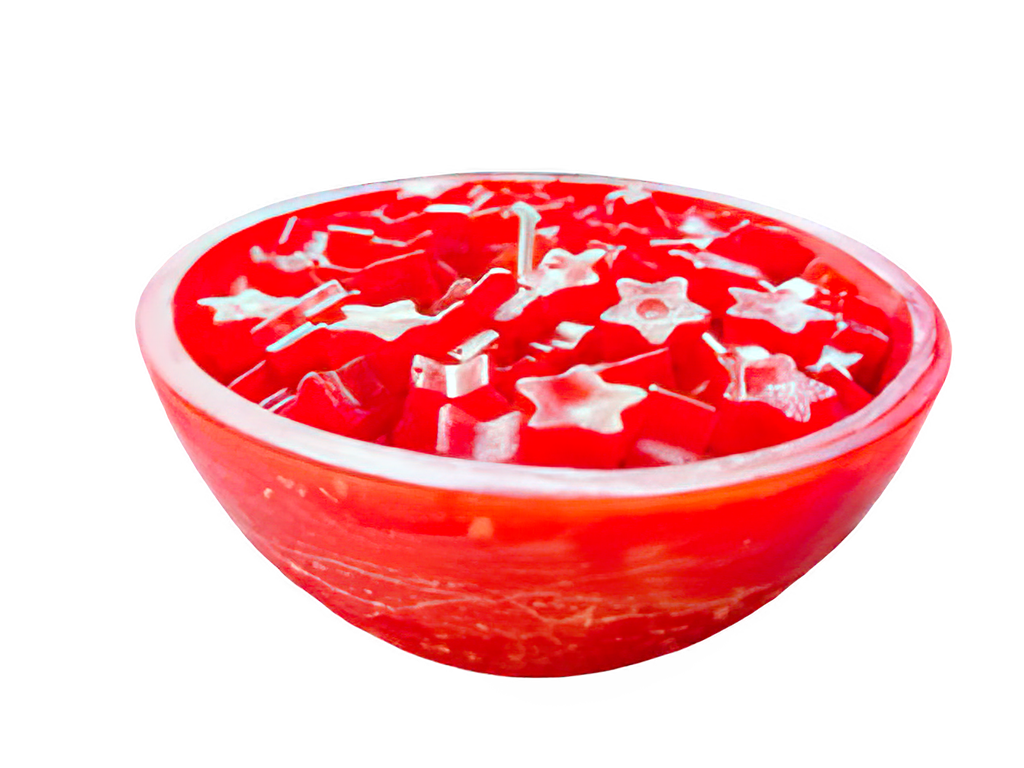 Rote Schalenkerze mit weißen Sternmotiven an der Oberfläche, freigestellt mit transparentem Hintergrund.