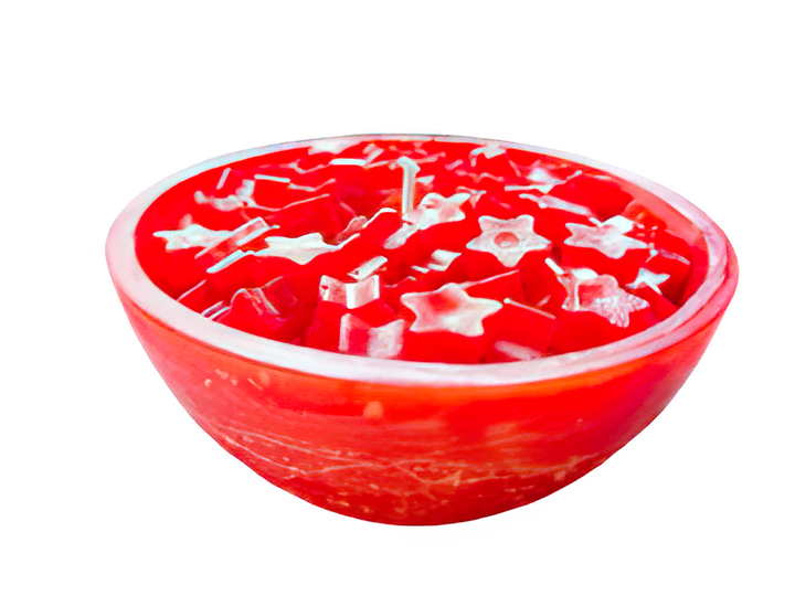 Rote Schalenkerze mit weißen Sternmotiven an der Oberfläche, freigestellt mit transparentem Hintergrund.