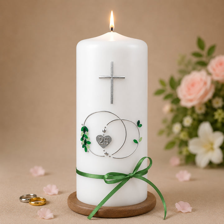 Handverzierte Silberhochzeitskerze aus weißem Wachs mit Silberringen, Herz zum 25. Hochzeitstag, Silberkreuz und grüner Schleife.