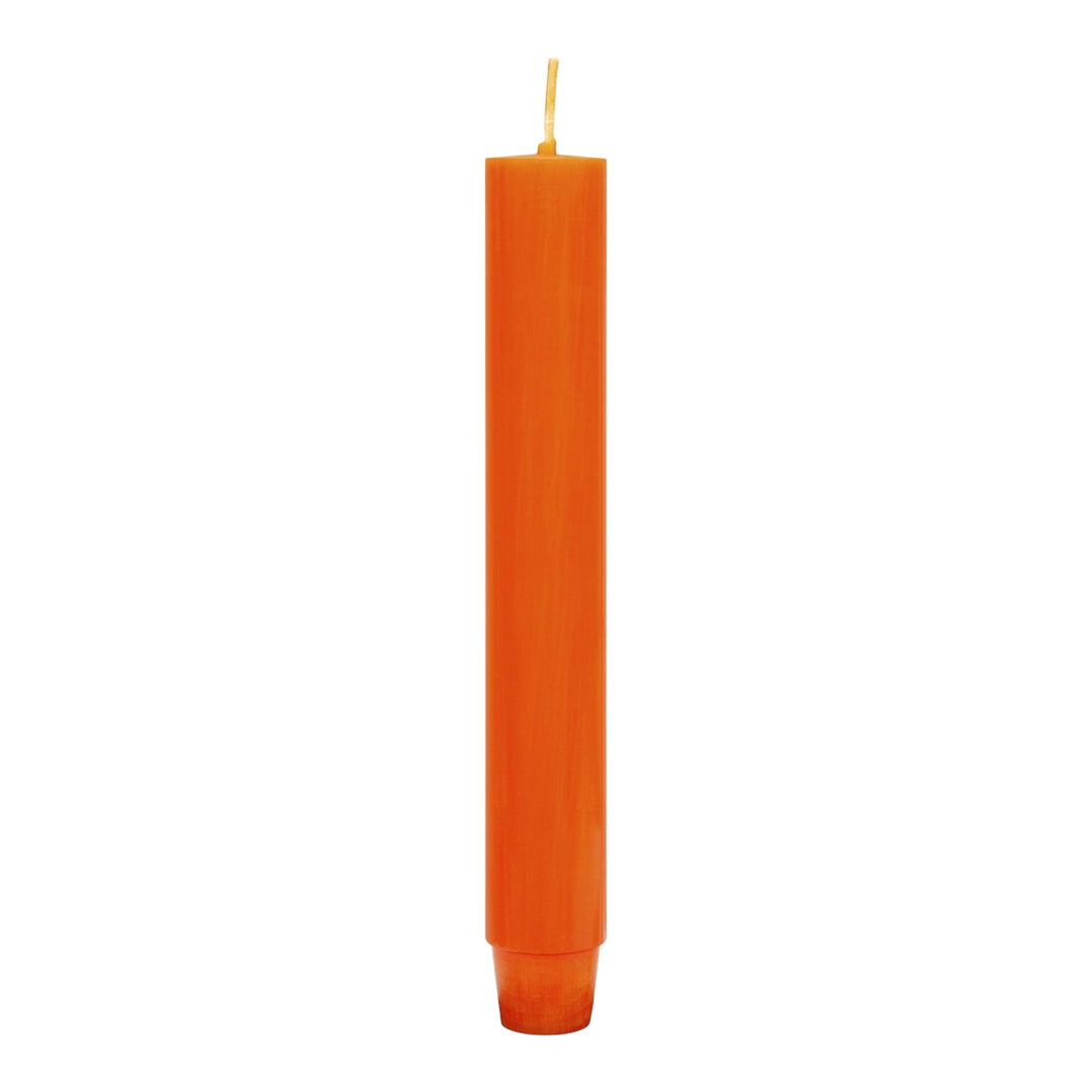 Spitzkopf-Stabkerze in orange durchgefärbt, freigestellt
