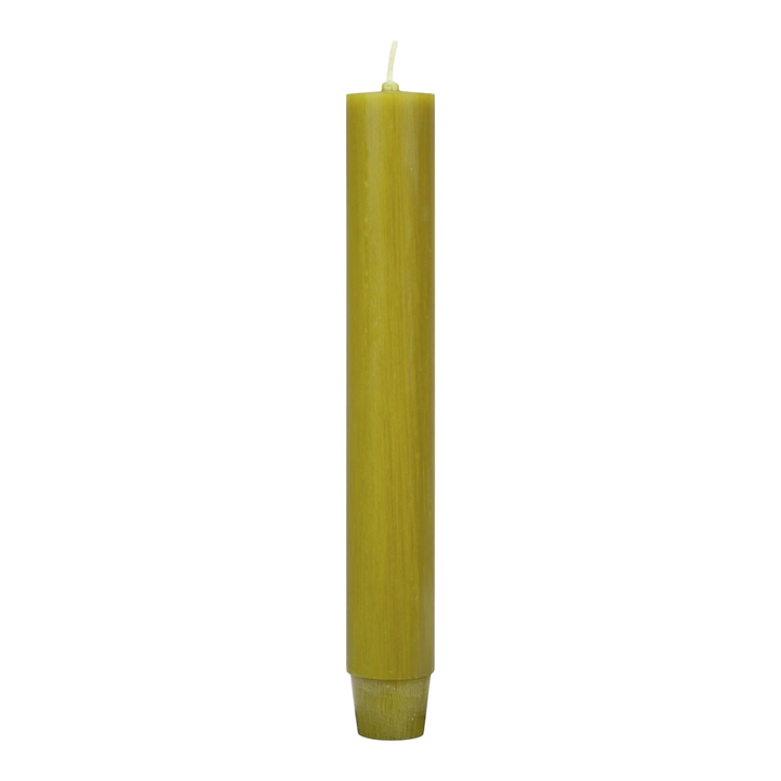 Spitzkopf-Stabkerze in gruene_Olive durchgefärbt, freigestellt
