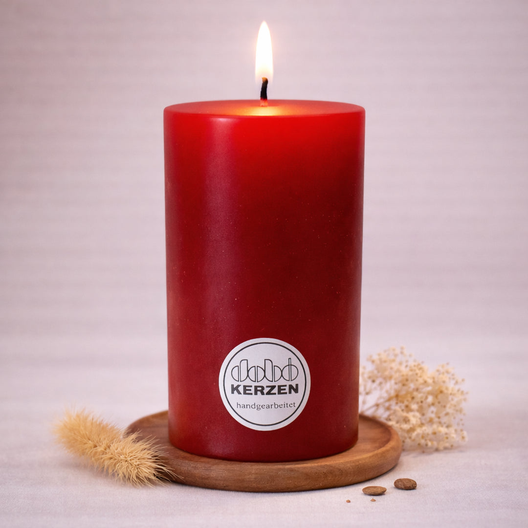 terracotta stumpenkerze handgefertigt dobo kerze brennend auf holzuntersetzer