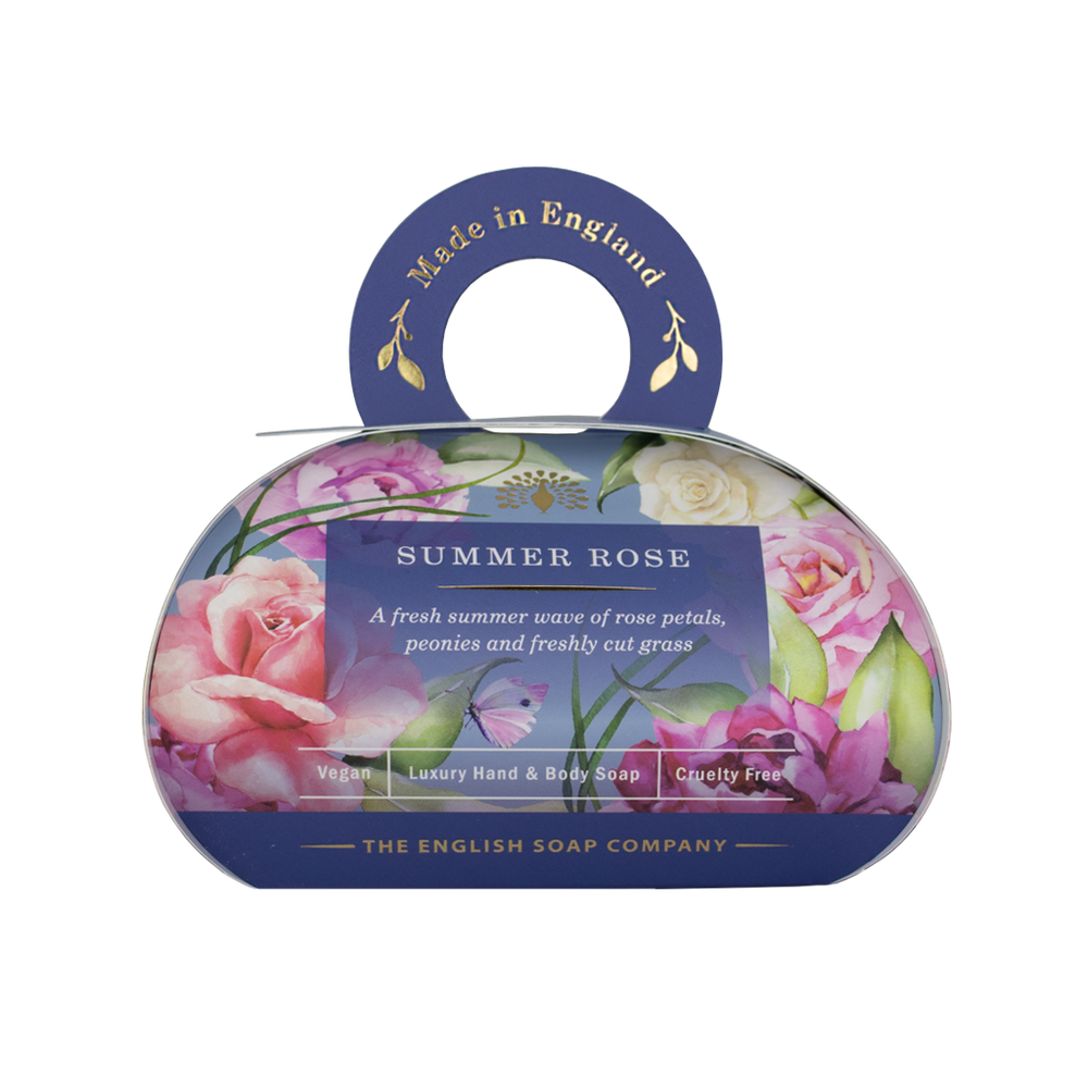 Luxus-Hand- und Körperseife „Summer Rose“ von The English Soap Company in ovaler Verpackung mit Tragegriff, Motiv aus Rosen, Pfingstrosen und Blüten auf dunklem Hintergrund.