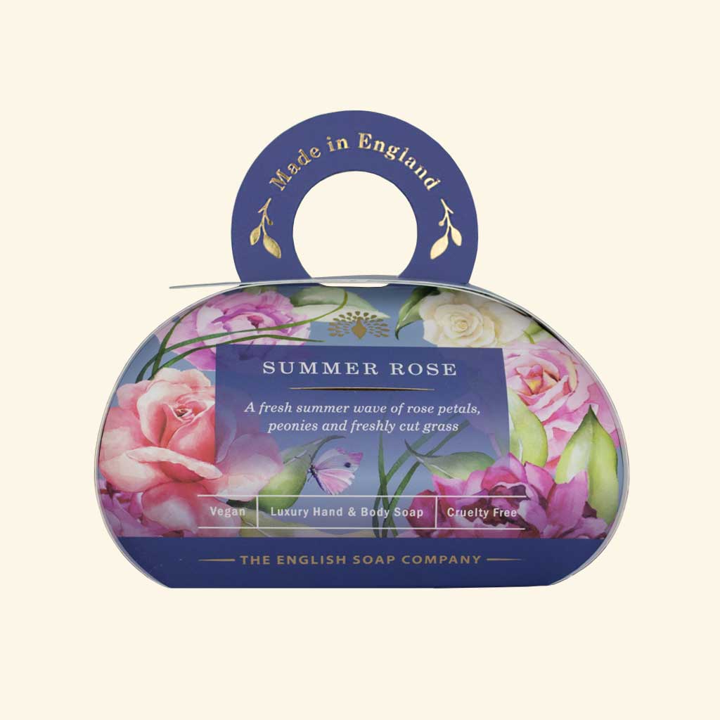 Luxus-Hand- und Körperseife „Summer Rose“ von The English Soap Company in ovaler Verpackung mit Tragegriff, Motiv aus Rosen, Pfingstrosen und Blüten.