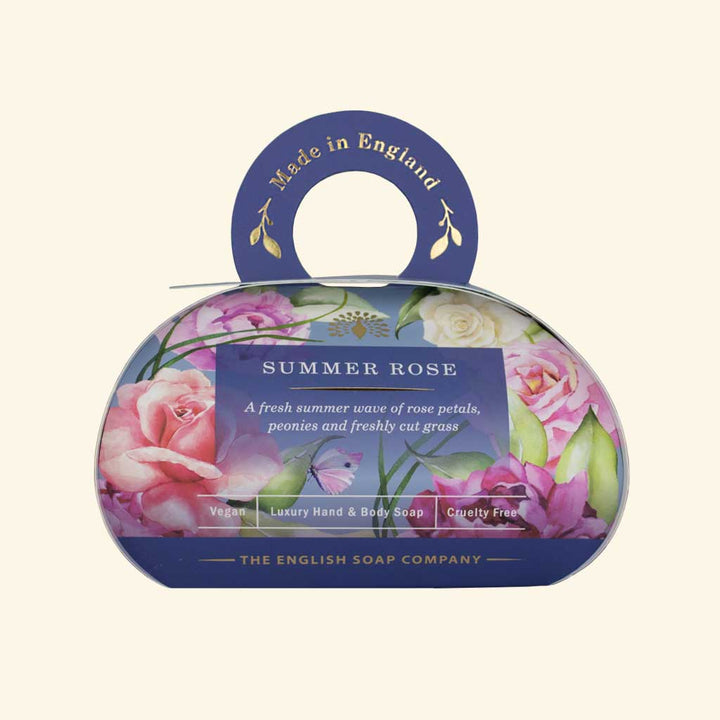 Luxus-Hand- und Körperseife „Summer Rose“ von The English Soap Company in ovaler Verpackung mit Tragegriff, Motiv aus Rosen, Pfingstrosen und Blüten.