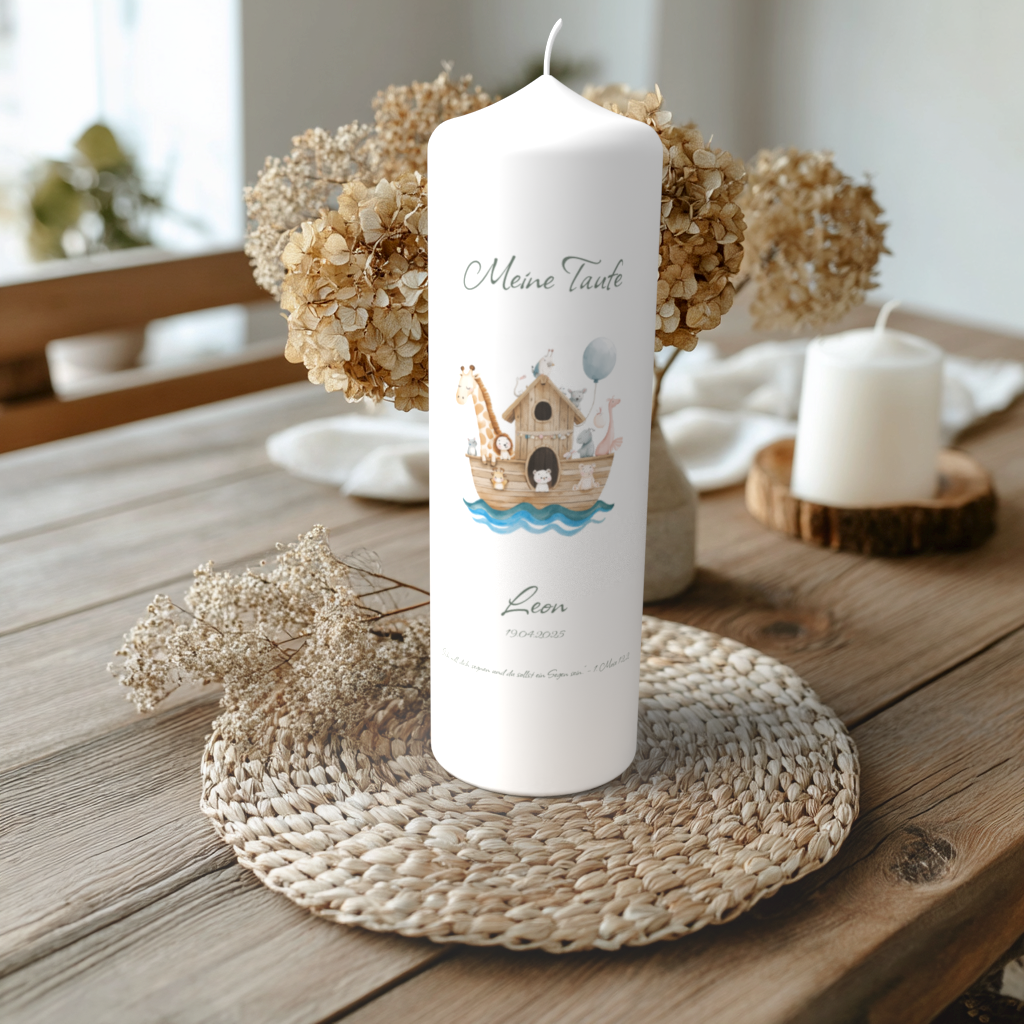 Handgefertigte Taufkerze mit Arche-Noah-Motiv, Name Leon, auf Holztisch mit Trockenblumen, liebevoll dekoriert.