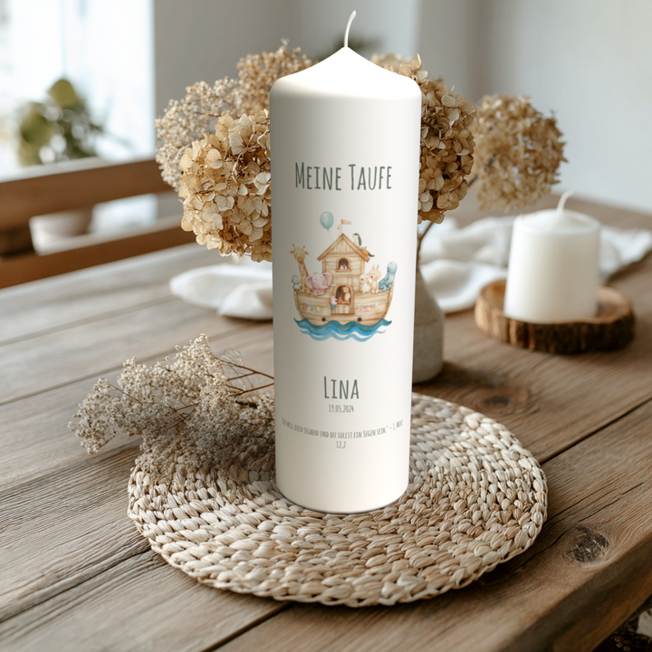 Handgefertigte Taufkerze mit Arche-Noah-Motiv, Name Lina, liebevoll fotografiert auf Holztisch mit Trockenblumen und Kerzenlicht.