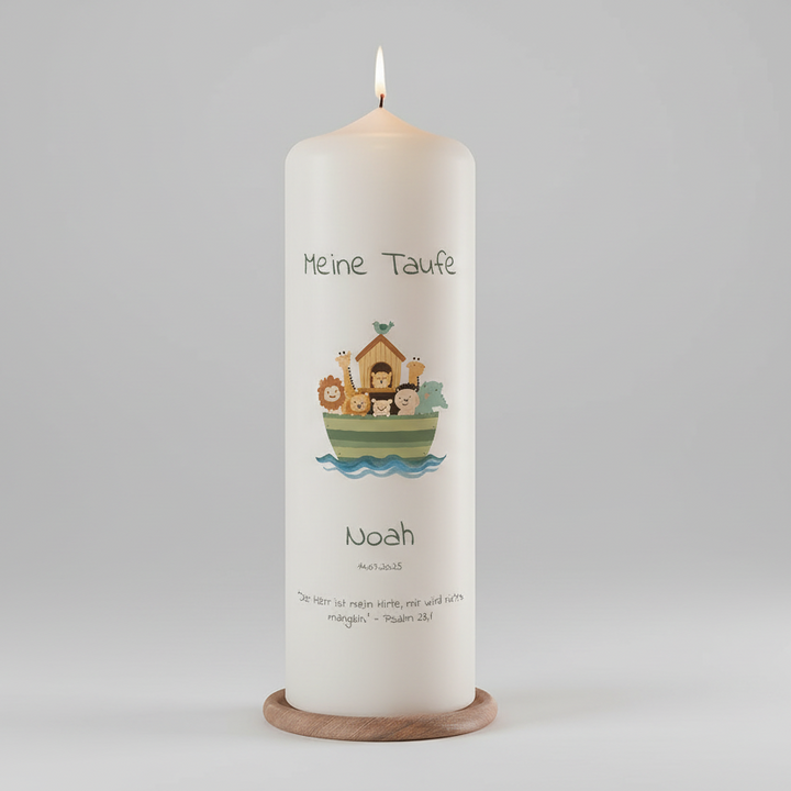 Detailansicht der Taufkerze mit Arche-Noah-Motiv und liebevollen Tierillustrationen