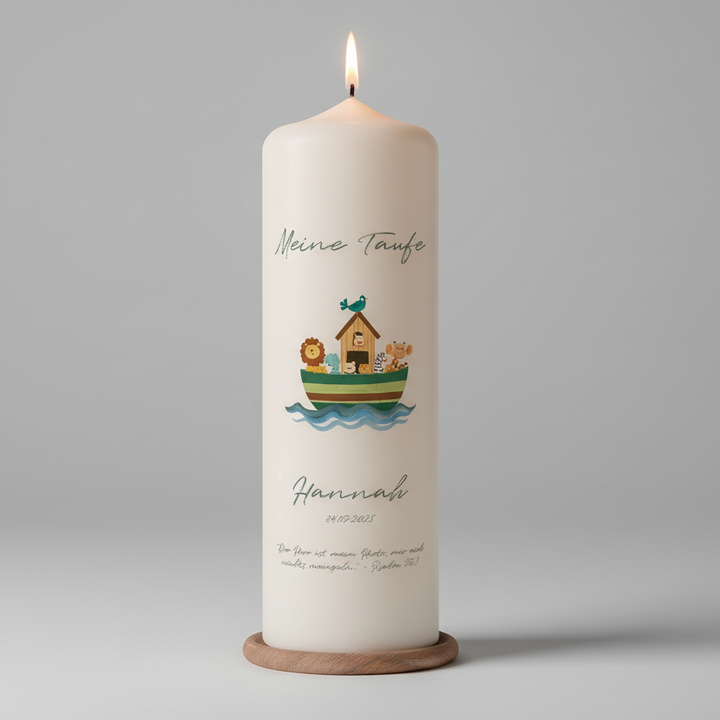 Detailansicht der Taufkerze mit Arche-Noah-Motiv in sanften Grüntönen