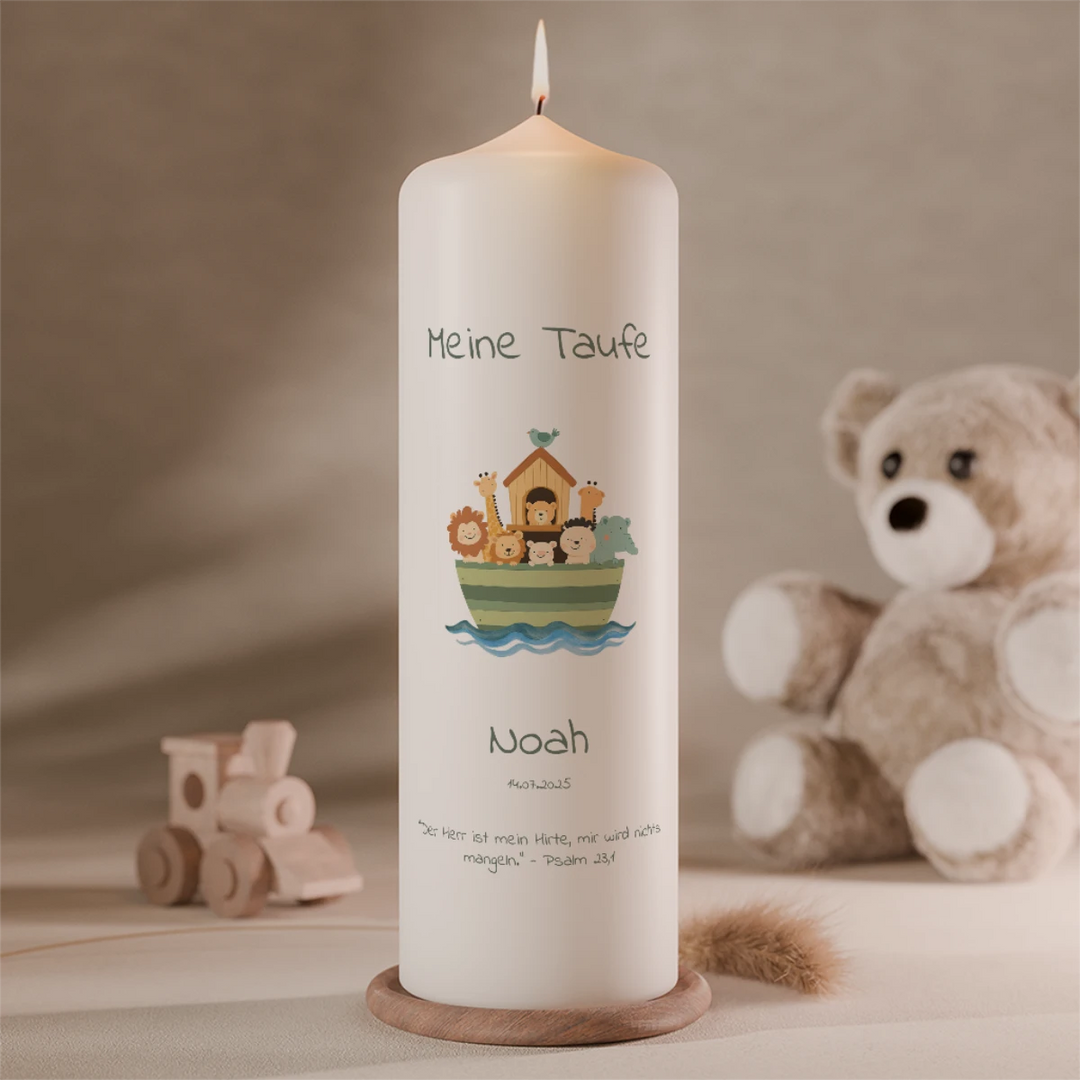 Taufkerze Arche Noah mit Tierillustrationen in Grüntönen, personalisiert mit Name Noah