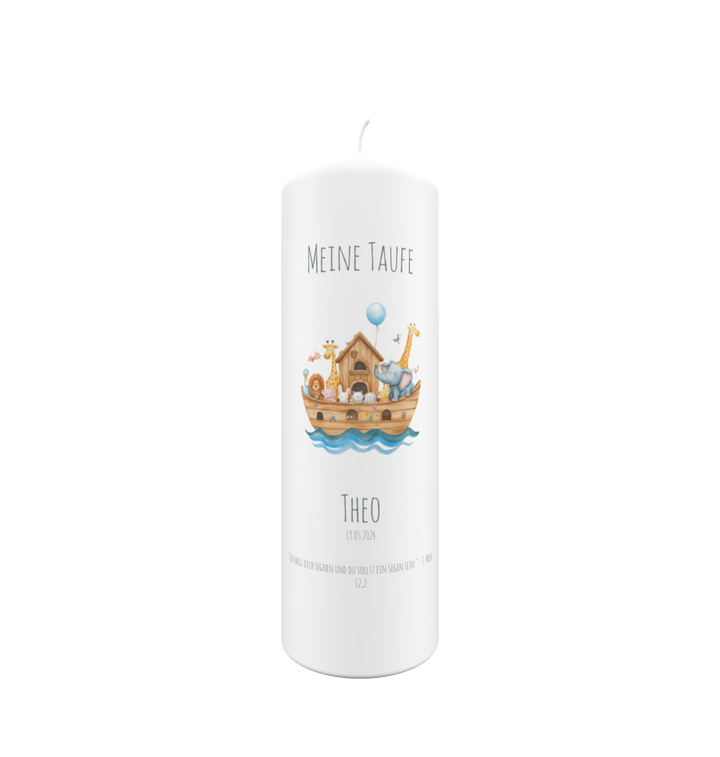 Handgefertigte Taufkerze mit Arche-Noah-Motiv und Name Theo, liebevoll illustriert mit Tieren in sanften Blautönen.