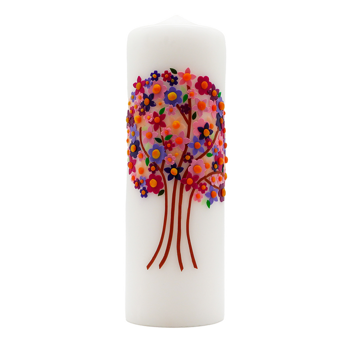 Weiße Taufkerze mit detailreichem Blumenbaum in bunten Farben, vielen kleinen Blüten und orangefarbenem Stamm
