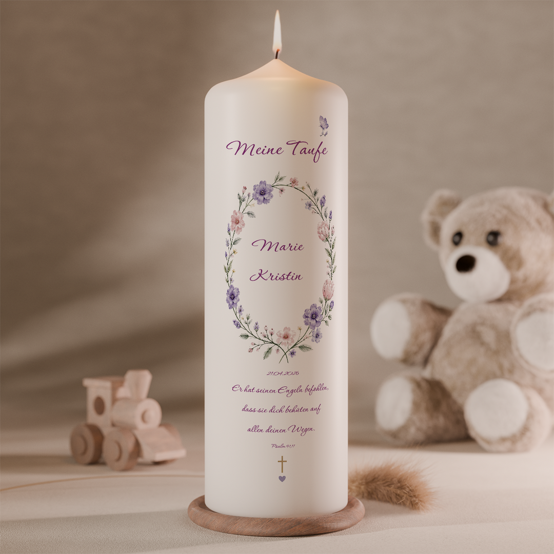 Personalisierte Taufkerze mit zartem Blumenkranz in Flieder und Rosa, Name, Taufdatum, Taufspruch und Schmetterling. Moderne florale Taufkerze von bestekerze.de.