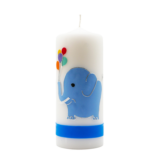 Weiße Taufkerze mit blauem Elefant, der bunte Luftballons mit dem Rüssel hält und einem blauen Wachsstreifen am unteren Rand