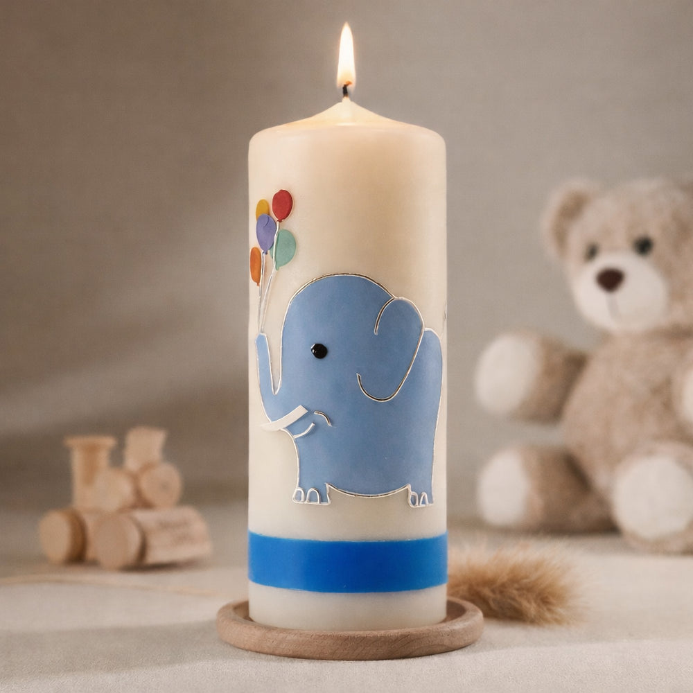 Taufkerze mit blauem Elefantenmotiv und Luftballons, personalisierbar mit Name und Datum, im neutralen Shop-Setting