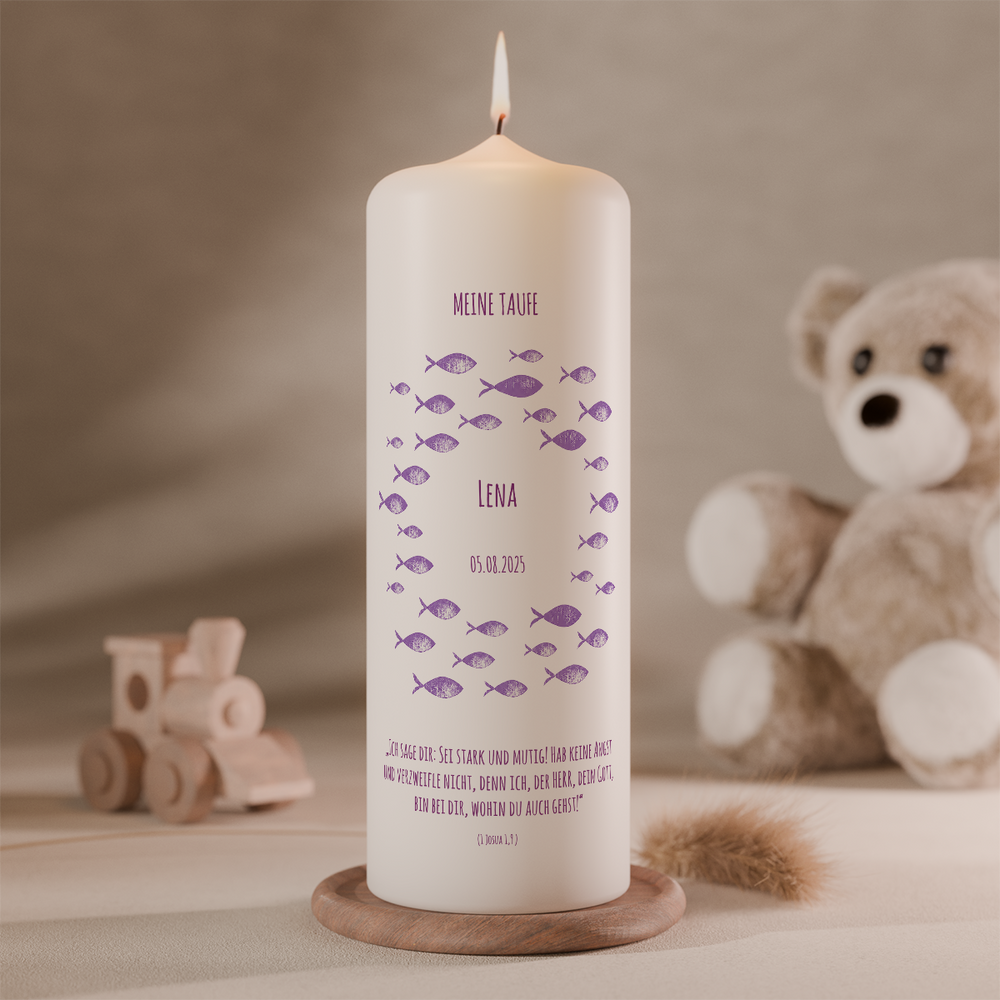 Personalisierte Taufkerze mit lila Fischschwarm, Name, Taufdatum und Taufspruch. Moderne christliche Taufkerze mit Fischsymbol für Mädchen und Jungen von bestekerze.de.