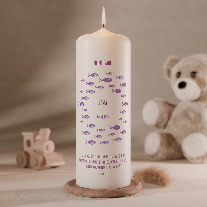 Personalisierte Taufkerze mit lila Fischschwarm, Name, Taufdatum und Taufspruch. Moderne christliche Taufkerze mit Fischsymbol für Mädchen und Jungen von bestekerze.de.