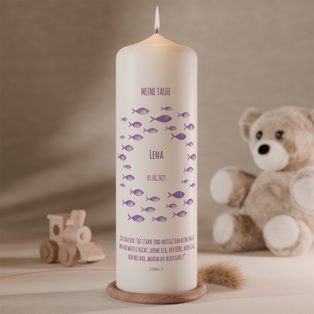 Personalisierte Taufkerze mit lila Fischschwarm, Name, Taufdatum und Taufspruch. Moderne christliche Taufkerze mit Fischsymbol für Mädchen und Jungen von bestekerze.de.