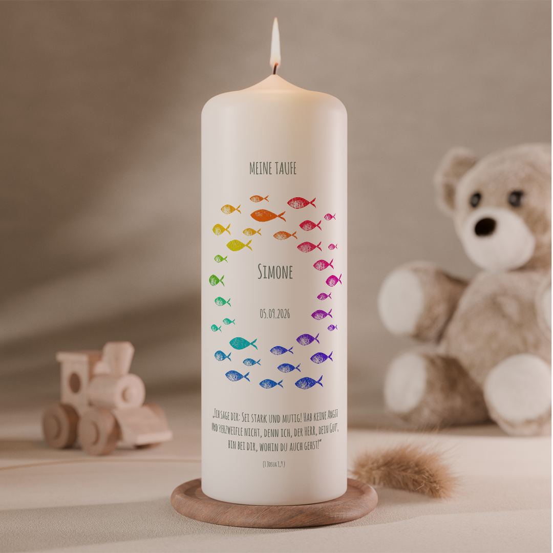 Personalisierte Taufkerze mit farbigem Regenbogen-Fischschwarm, Name, Taufdatum und Taufspruch. Moderne christliche Taufkerze mit Fischsymbol von bestekerze.de.