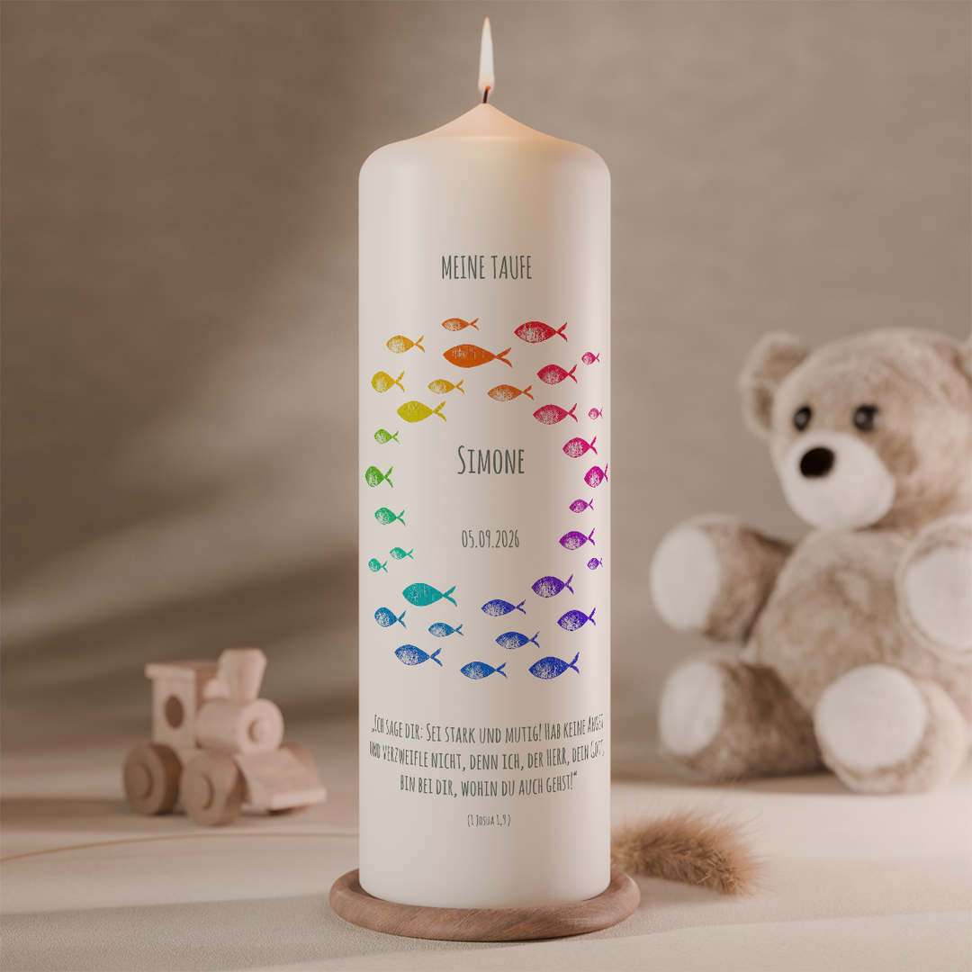 Personalisierte Taufkerze mit farbigem Regenbogen-Fischschwarm, Name, Taufdatum und Taufspruch. Moderne christliche Taufkerze mit Fischsymbol von bestekerze.de.