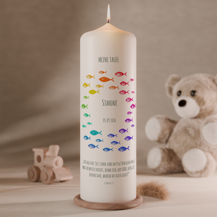 Personalisierte Taufkerze mit farbigem Regenbogen-Fischschwarm, Name, Taufdatum und Taufspruch. Moderne christliche Taufkerze mit Fischsymbol von bestekerze.de.