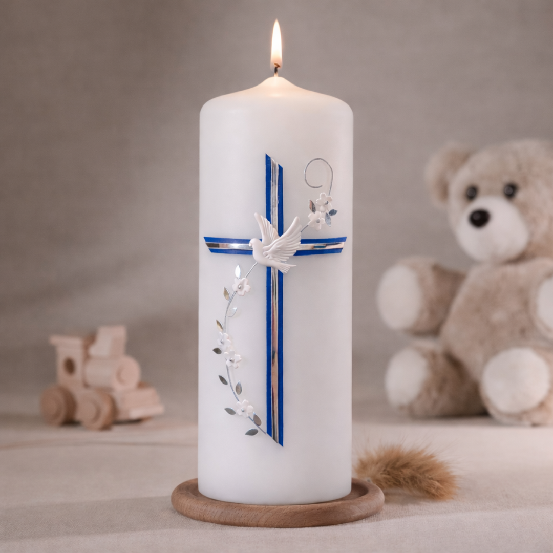 Weiße Taufkerze mit blauem Kreuz, weißer Taube und floraler Ranke, brennend auf Holzsockel vor neutralem Hintergrund mit Teddybär