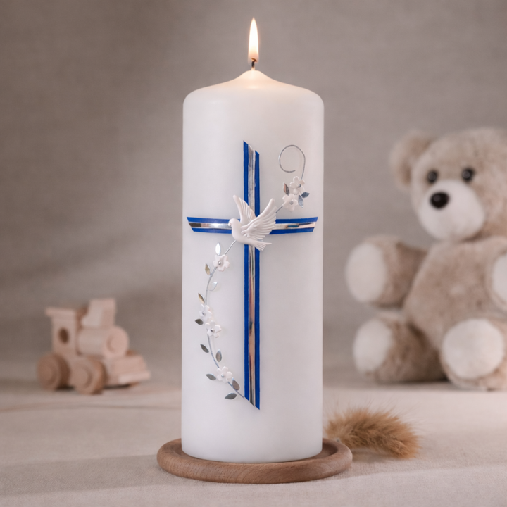 Weiße Taufkerze mit blauem Kreuz, weißer Taube und floraler Ranke, brennend auf Holzsockel vor neutralem Hintergrund mit Teddybär
