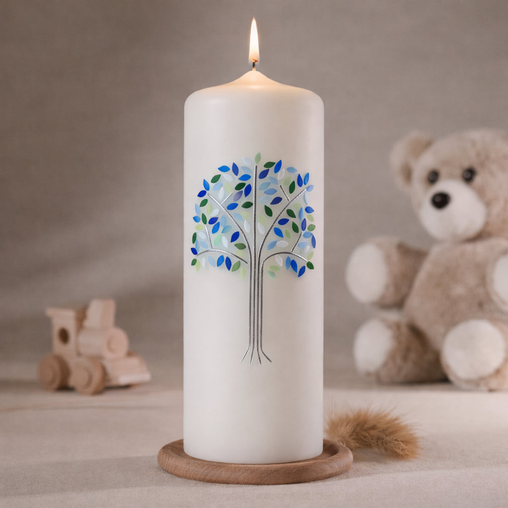 weißfarbene Taufkerze mit blauem Kreuz, weißer Taube und floraler Ranke, brennend auf dunklem Untergrund