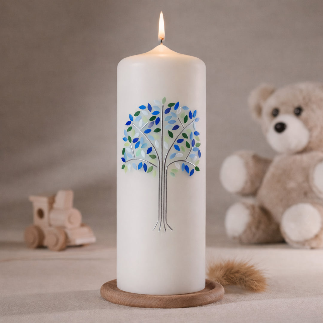 weißfarbene Taufkerze mit blauem Kreuz, weißer Taube und floraler Ranke, brennend auf dunklem Untergrund