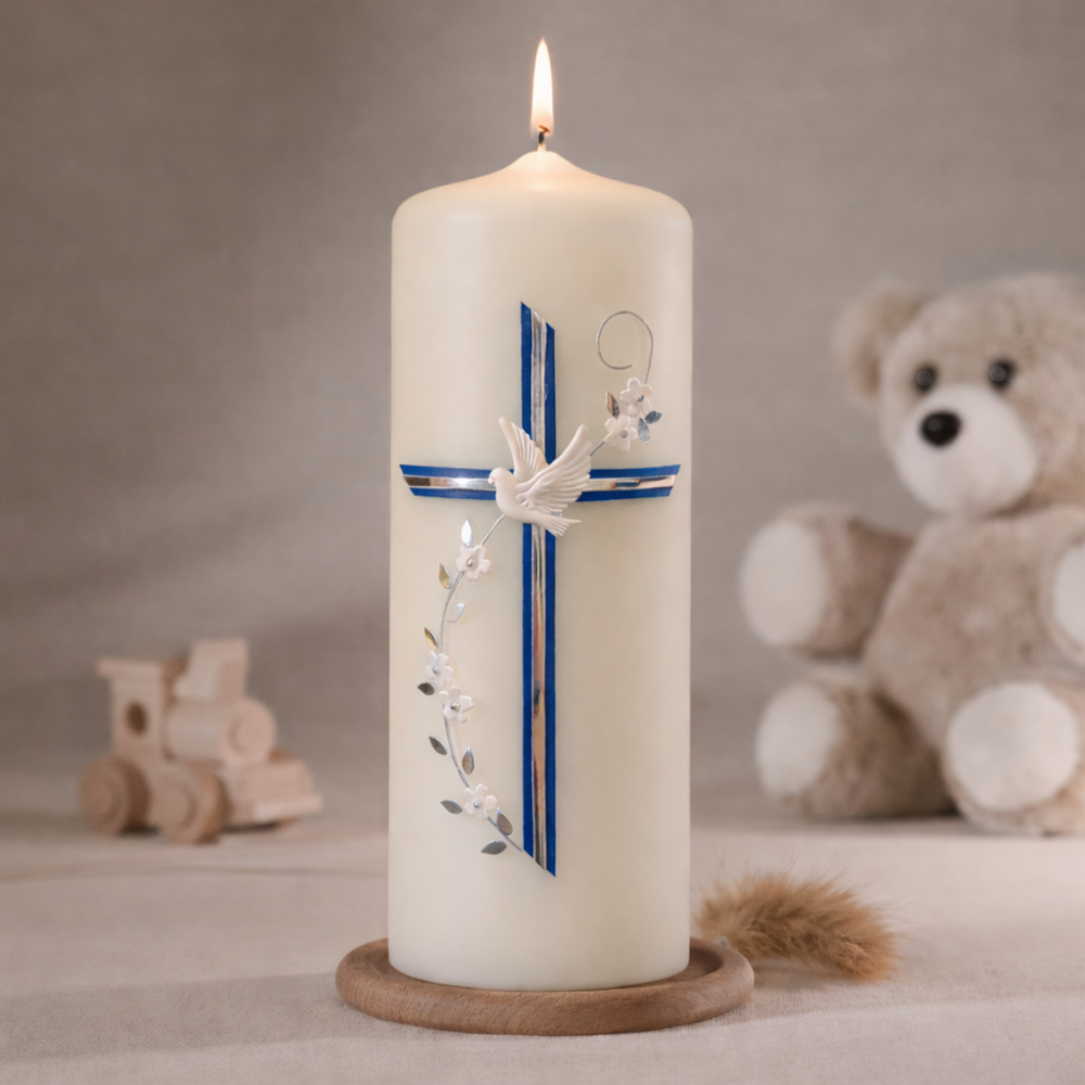 Elfenbeinfarbige Taufkerze mit blauem Kreuz, weißer Taube und floraler Ranke, stehend auf Holzsockel vor neutralem Hintergrund mit Teddybär