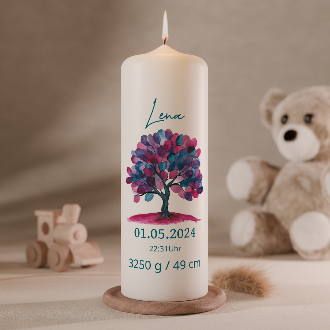 Taufkerze mit buntem Lebensbaum für Mädchen dekoriert mit Teddy Hintergrund