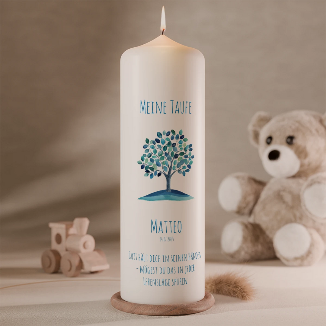 Taufkerze mit Lebensbaum-Motiv in Blautönen, personalisiert mit Name Matteo