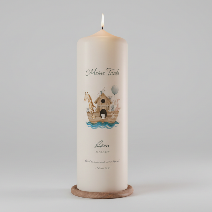 Personalisierte Taufkerze mit Arche-Noah-Motiv und Tieren im Hochformat, Name Leon und Taufdatum