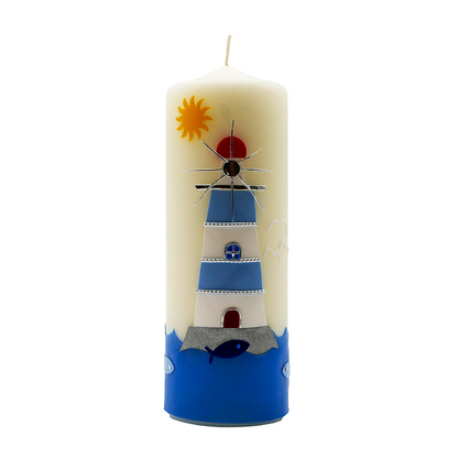 Cremefarbene Taufkerze mit blau-weißem Leuchtturm-Motiv, gelber Sonne und kleinen Fischen