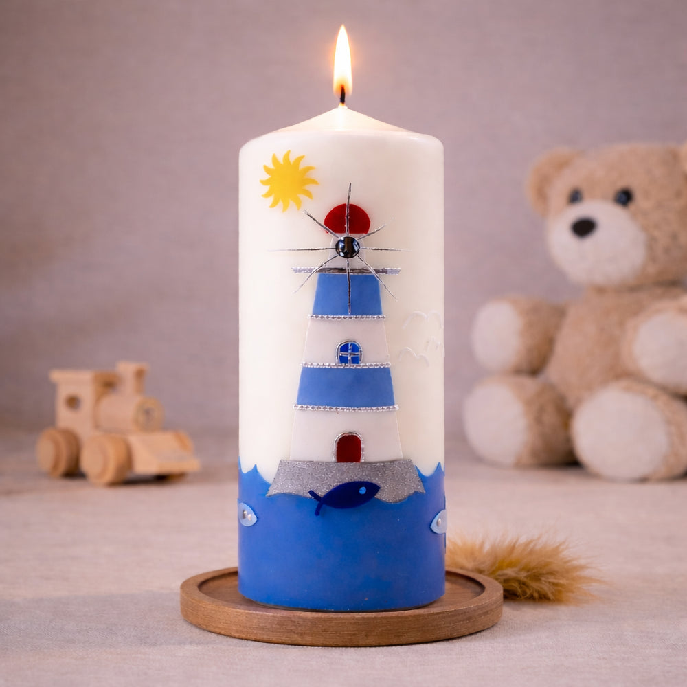 Weiße Taufkerze mit Leuchtturm und blauem Wellenmotiv, stehend auf Holzsockel vor neutralem Hintergrund mit Teddybär