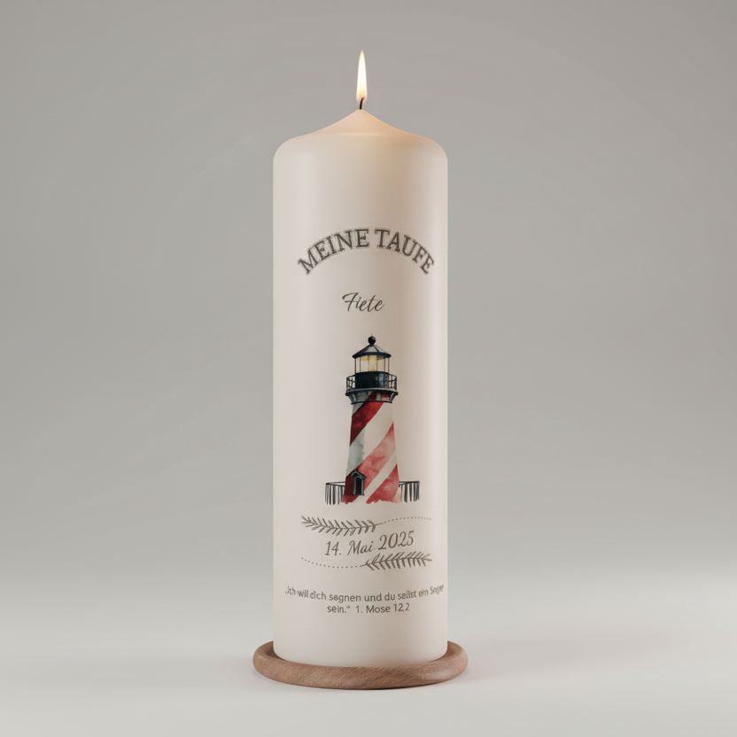 Detailansicht der Taufkerze mit maritimem Leuchtturm-Motiv
