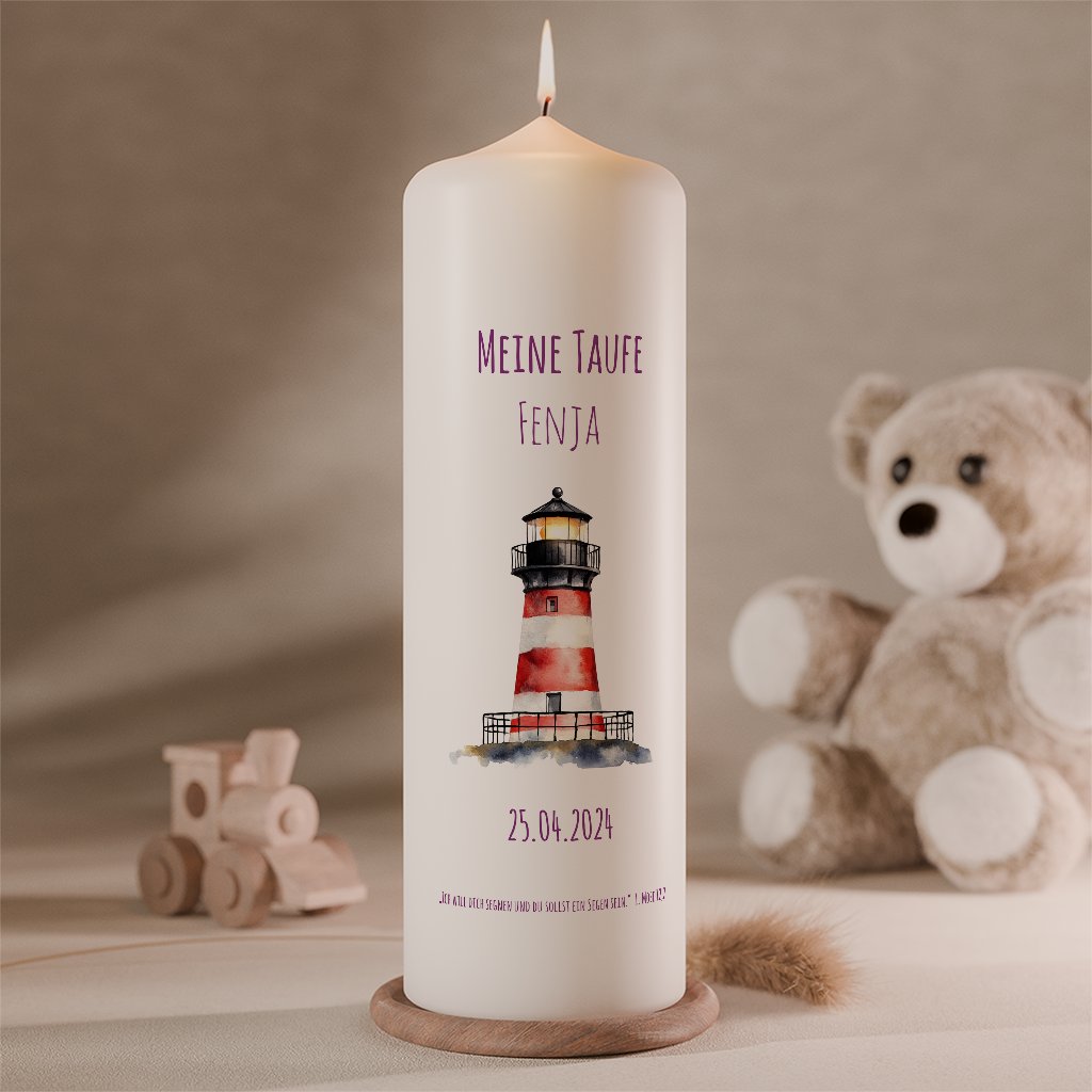 Taufkerze mit Leuchtturm-Motiv, personalisiert mit Name Fenja und Taufdatum