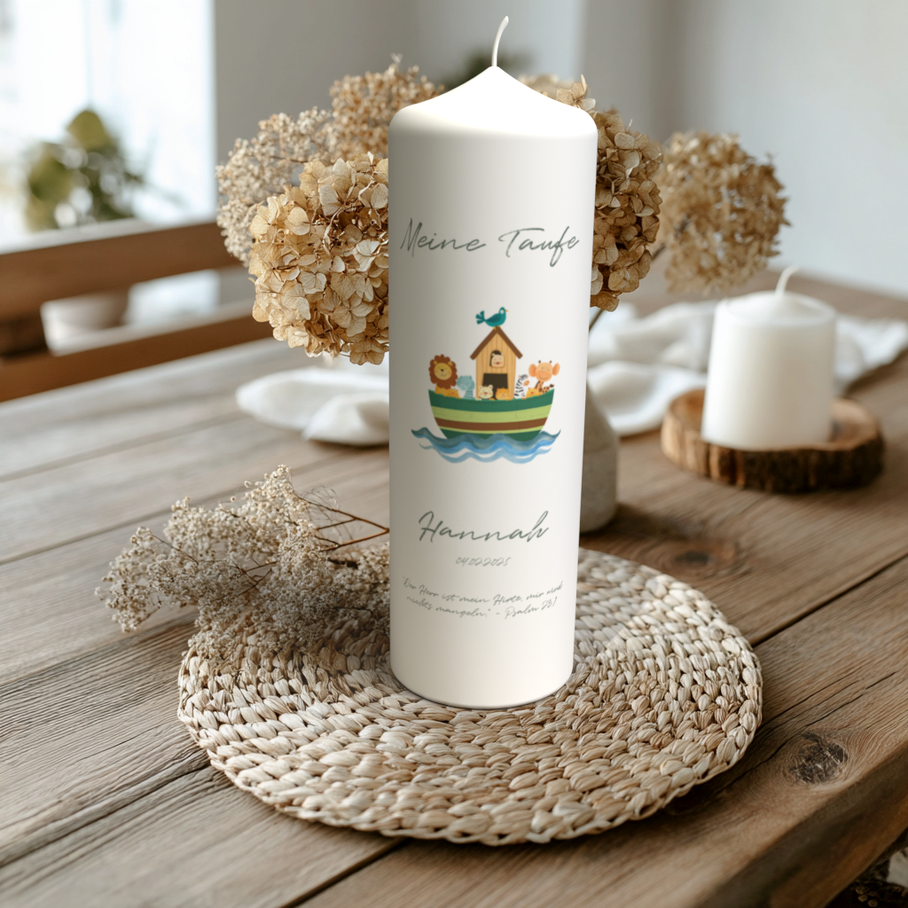Personalisierte Taufkerze mit Arche-Noah-Motiv – Name Hannah – auf Holztisch mit Trockenblumen