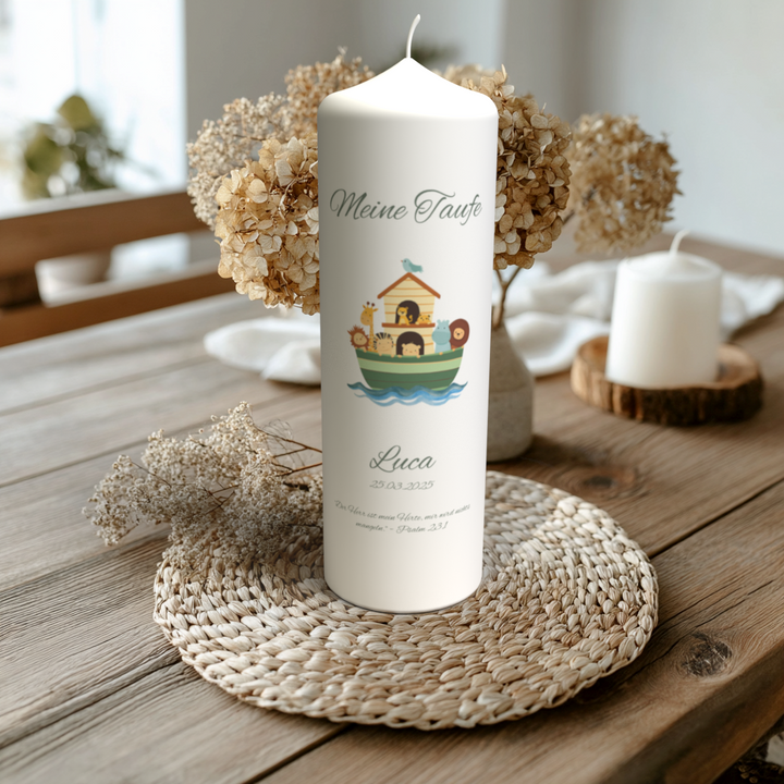 Personalisierte Taufkerze mit Arche-Noah-Motiv – Name Luca – handgefertigt und liebevoll gestaltet