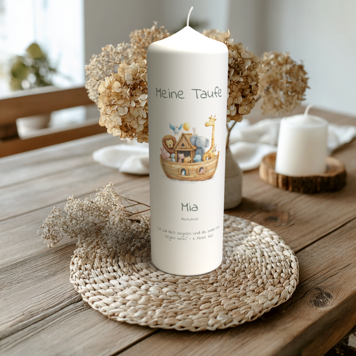Taufkerze mit Arche-Noah-Motiv und Bibelvers auf Holztisch mit Trockenblumen – personalisiert mit Name Mia