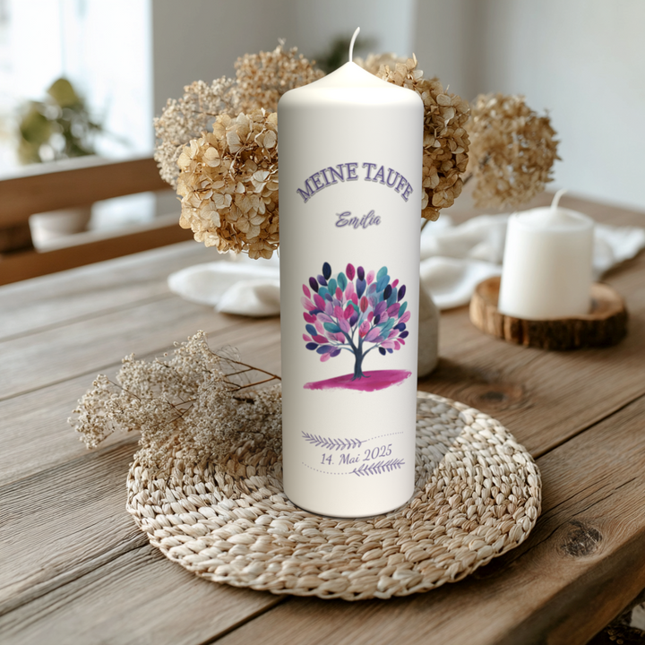 Personalisierte Taufkerze mit Lebensbaum-Motiv – Name Emilia – handgefertigt mit Taufdatum und feinen Details