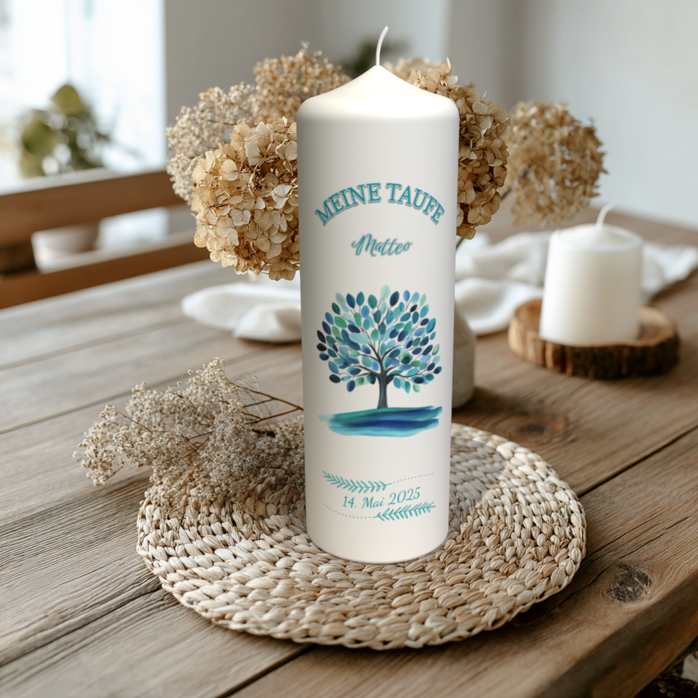 Taufkerze mit Lebensbaum-Motiv in Blaugrün, personalisiert mit Name Matteo und Taufdatum – handgefertigt und liebevoll gestaltet