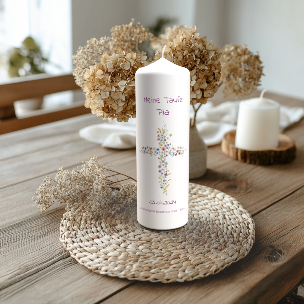 Personalisierte Taufkerze mit zartem Blumenkreuz-Motiv, Name Pia, liebevoll handgefertigt mit Taufdatum und Taufspruch