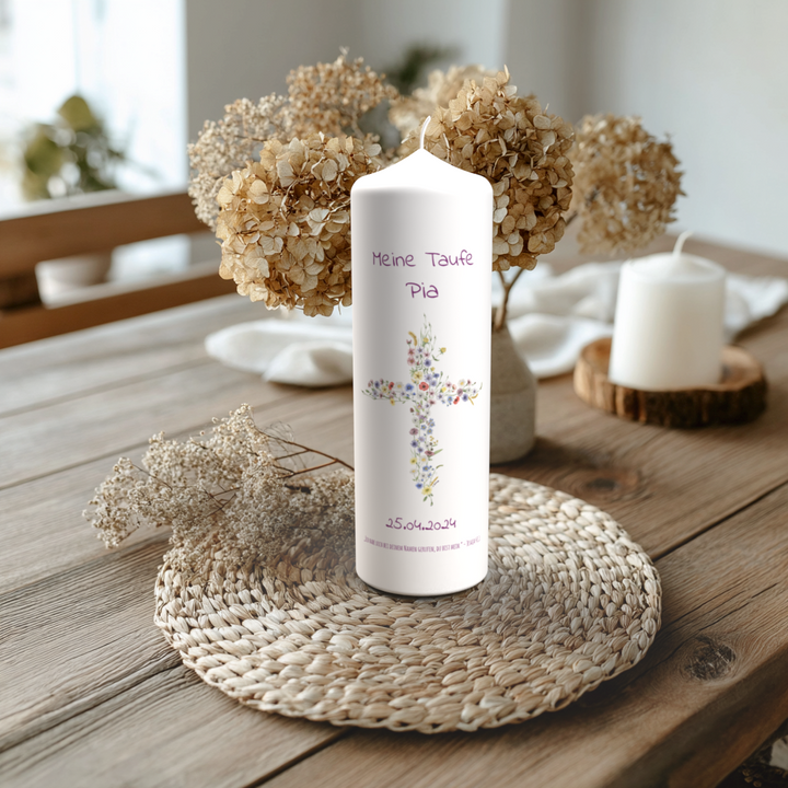 Personalisierte Taufkerze mit zartem Blumenkreuz-Motiv, Name Pia, liebevoll handgefertigt mit Taufdatum und Taufspruch