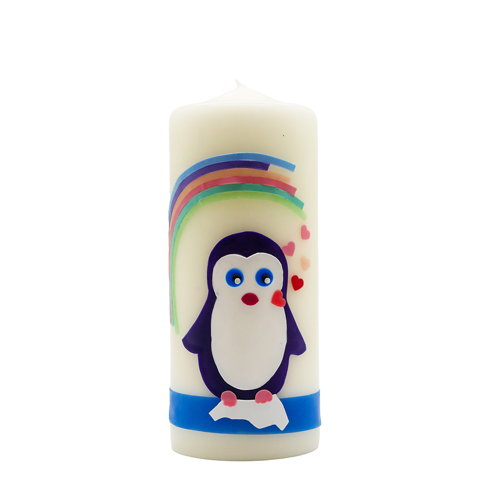  Weiße Taufkerze mit süßem Pinguinmotiv, buntem Regenbogen und kleinen Herzen.
